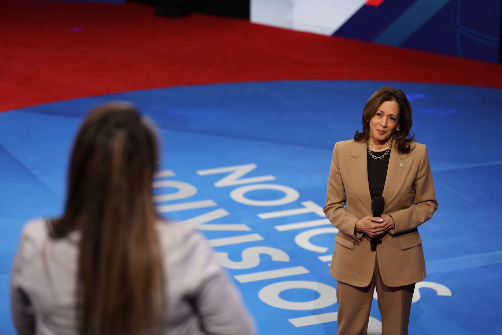 Kamala Harris (en la derecha con ropa de color café) responde preguntas de votantes latinos en foro convocado por Univisión. Foto: Getty Images. / Justin Sullivan