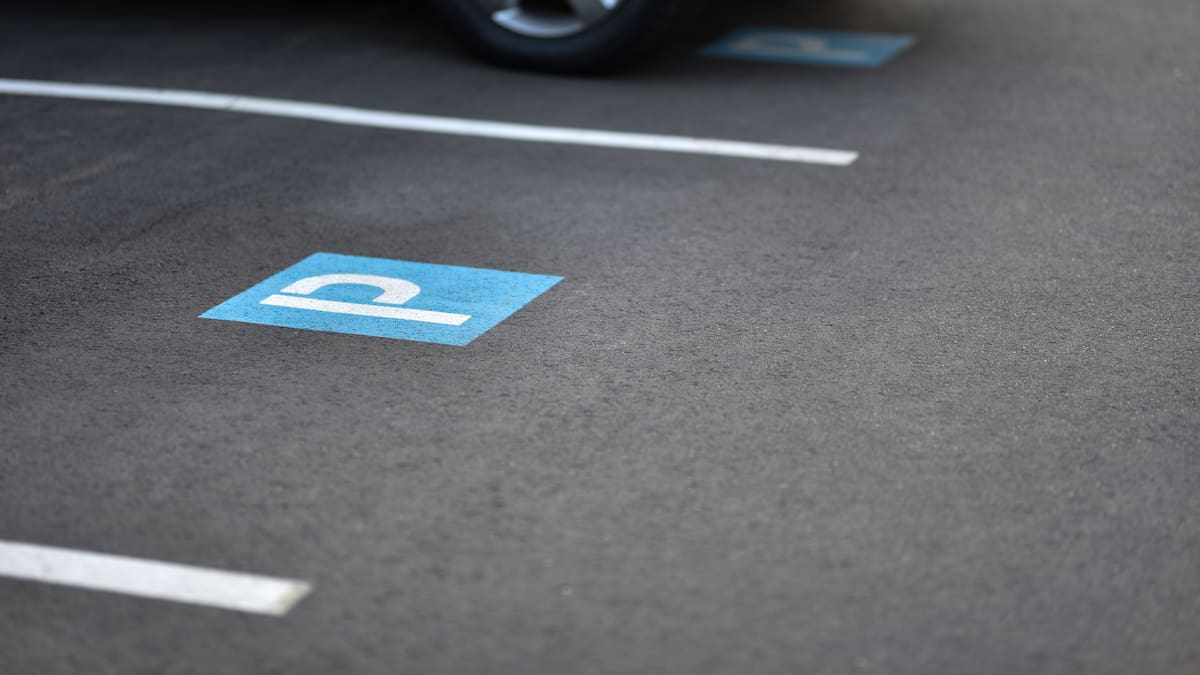¿Cuántos parqueaderos de visitantes debe tener un edificio?