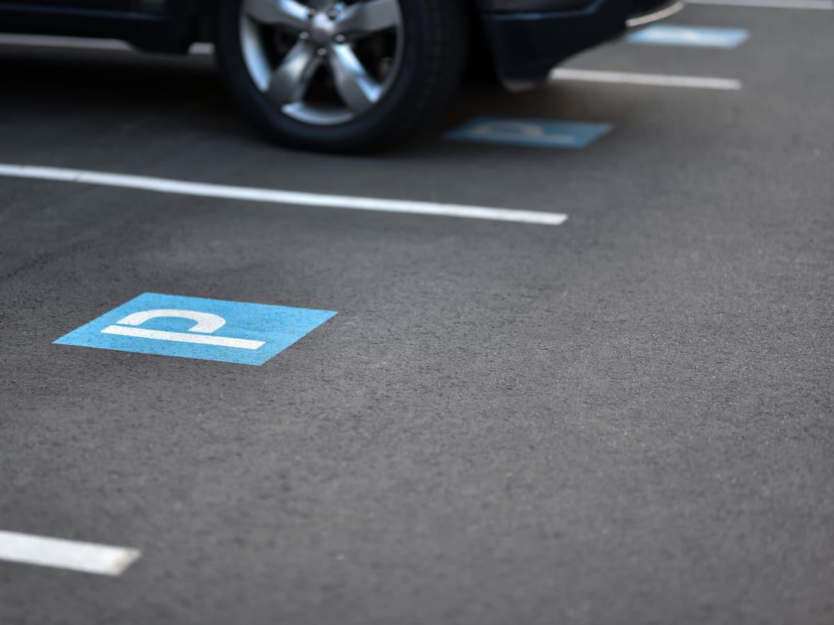 ¿Cuántos parqueaderos de visitantes debe tener un edificio?