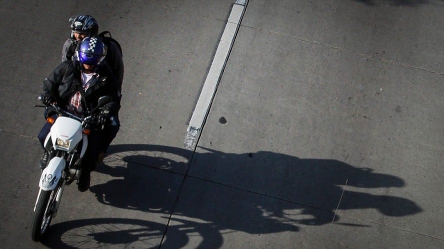 Entre las cinco normas expedidas vía decreto, está la prohibición del parrillero en moto de domicilio. Foto: Colprensa / MAURICIO ALVARADO