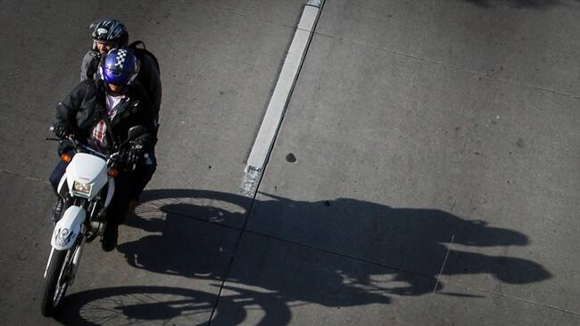 Entre las cinco normas expedidas vía decreto, está la prohibición del parrillero en moto de domicilio. Foto: Colprensa / MAURICIO ALVARADO