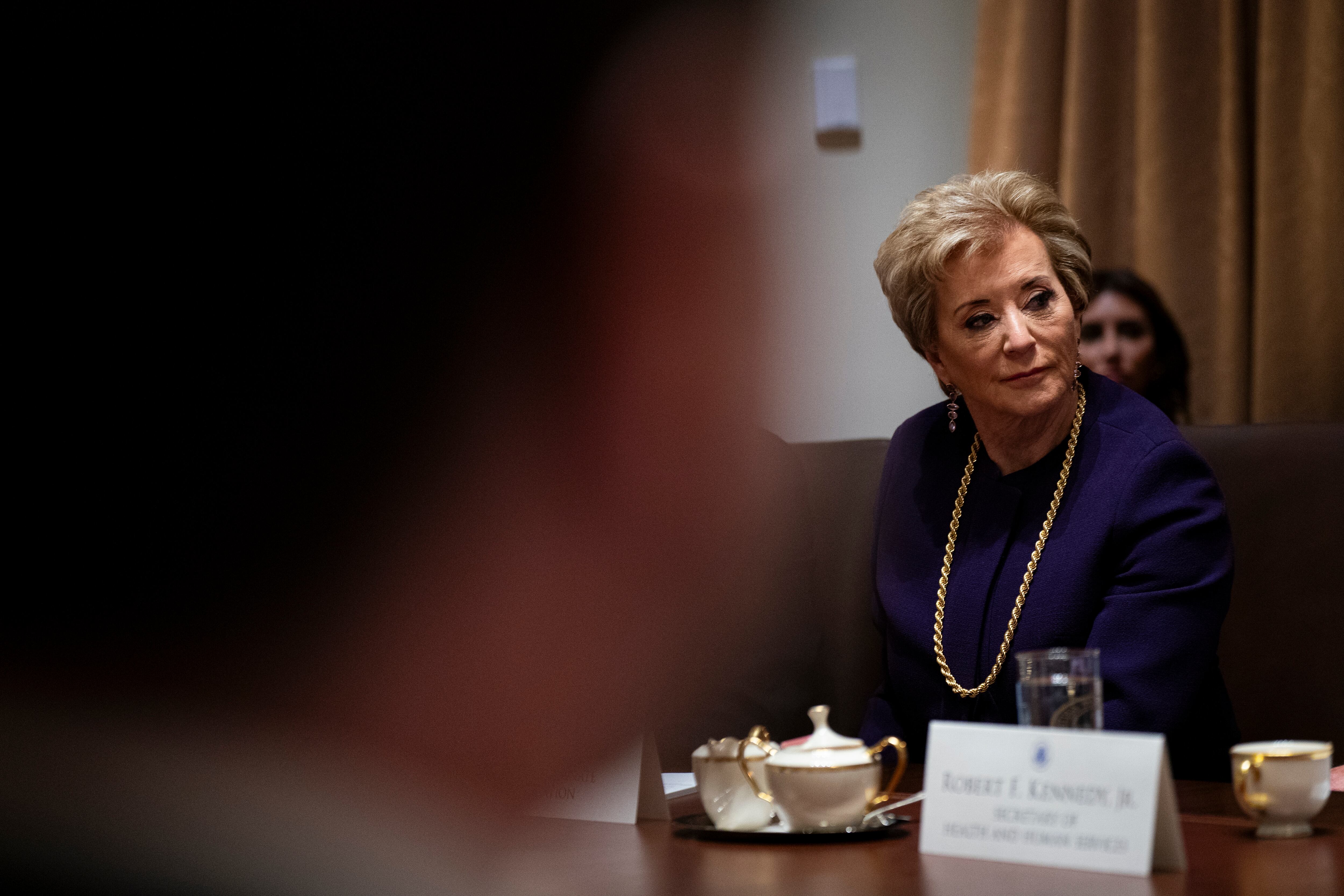 Washington (Estados Unidos), 26/02/2025.- Linda McMahon, secretaria de Educación nombrada por Donald Trump, en una reunión de gabinete en la Casa Blanca.