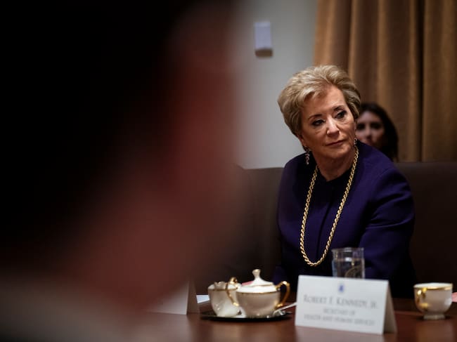 Washington (Estados Unidos), 26/02/2025.- Linda McMahon, secretaria de Educación nombrada por Donald Trump, en una reunión de gabinete en la Casa Blanca.