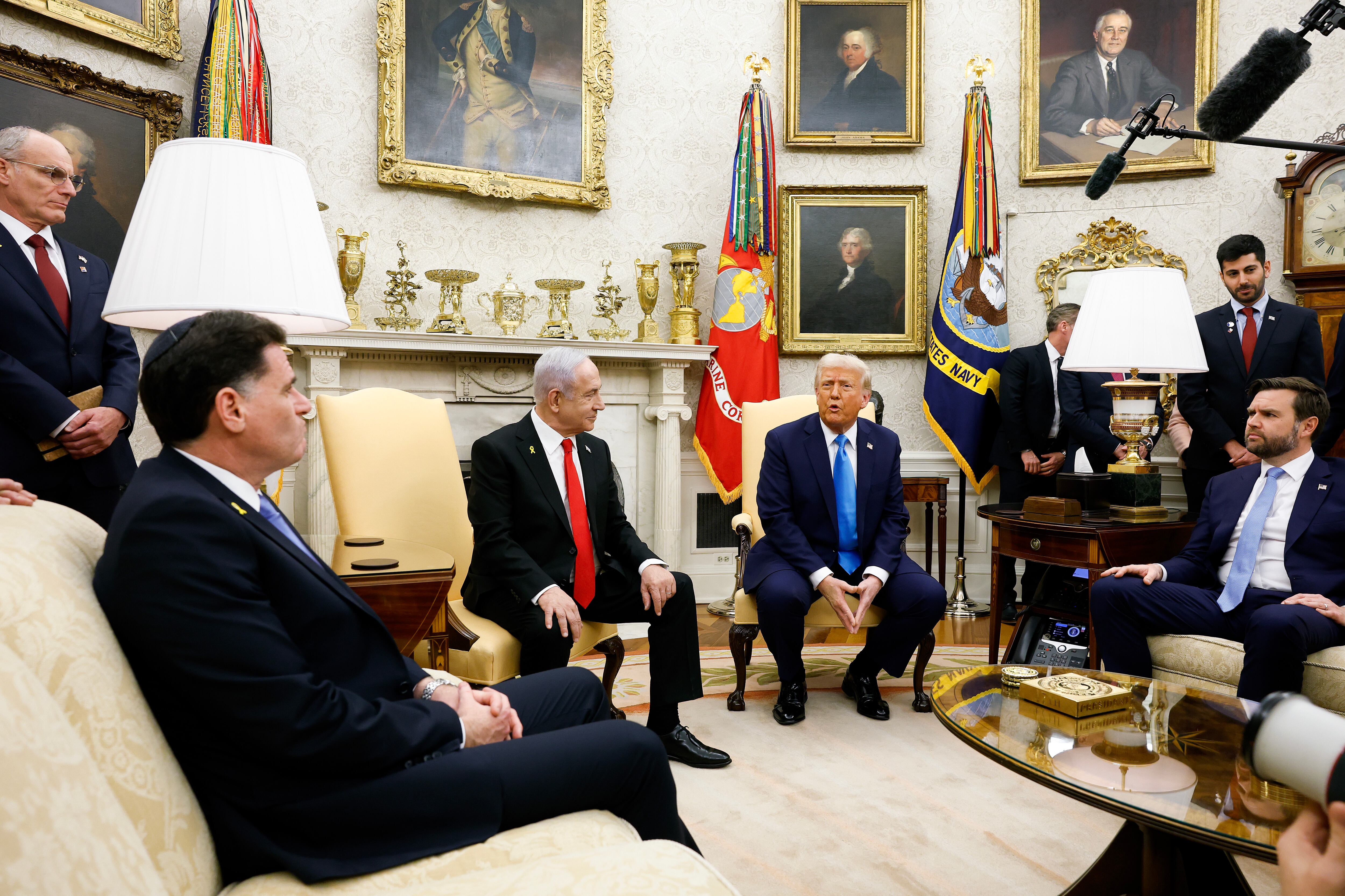 Donald Trump acompañado del primer ministro israelí, Benjamín Netanyahu, FOTO: Anna Moneymaker/Getty Images