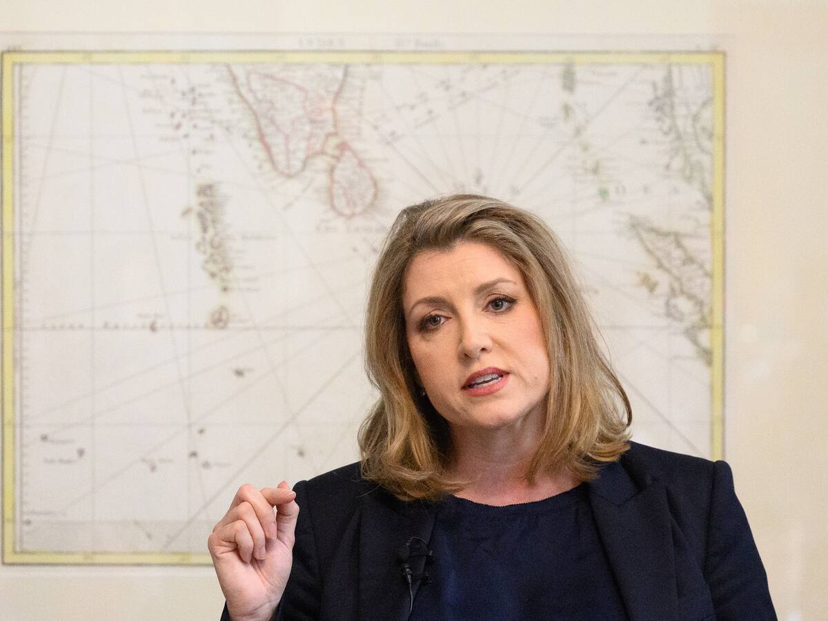 Una de las favoritas para suceder a Johnson bajo ola de críticas en Reino Unido