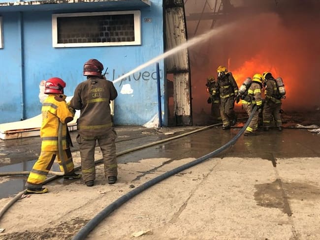 Bomberos de Cali controlan incendio en fábrica de colchones. Foto: Erika Rebolledo (La W Radio)