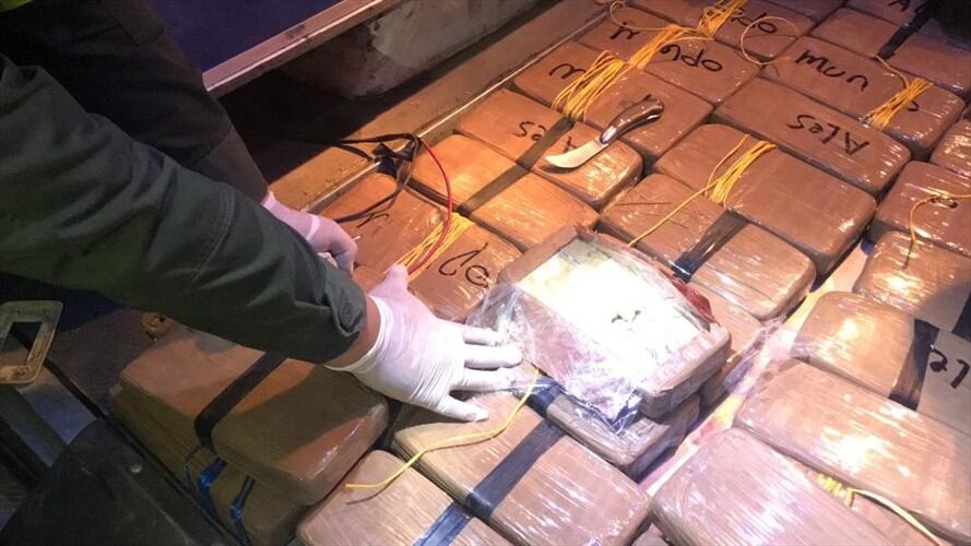 Cuatro personas fingieron una emergencia médica para transportar en una ambulancia un cargamento de cocaína en la vía Panamericana. Foto: Policía Nacional