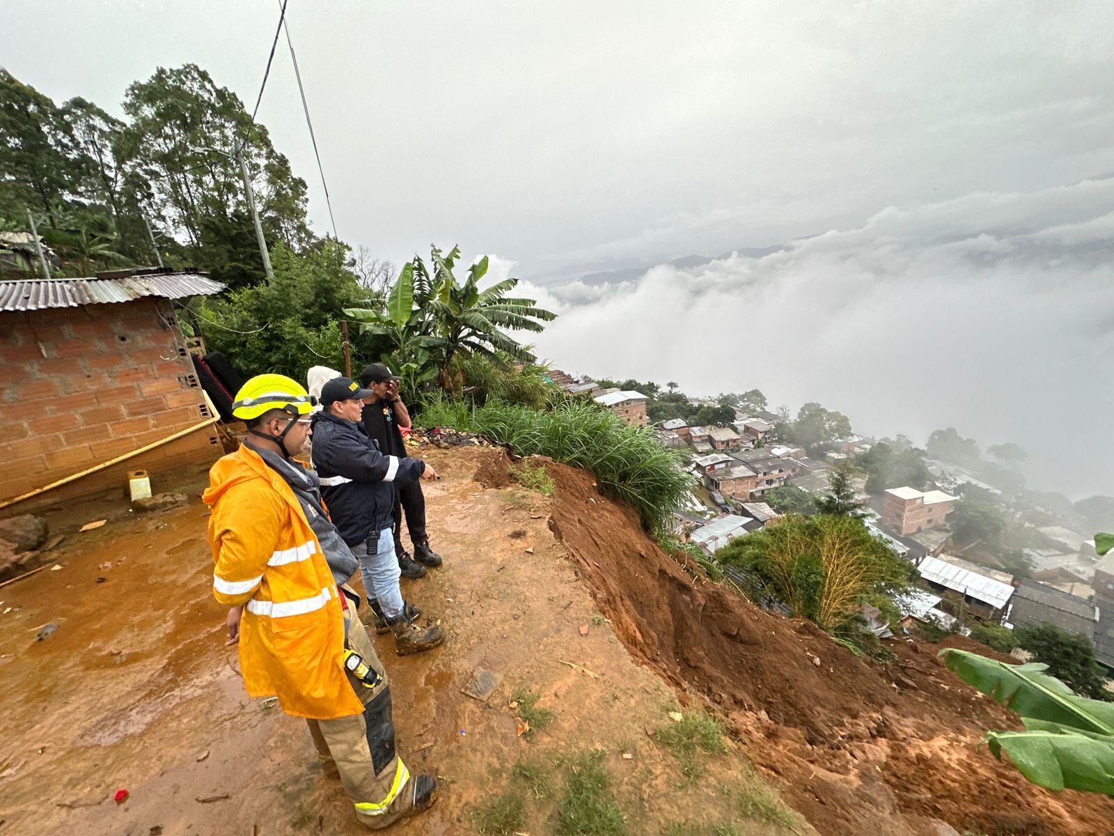 Mueren una mujer y un bebé por deslizamiento en la zona Nororiental de Medellín. Foto: Alcaldía de Medellín
