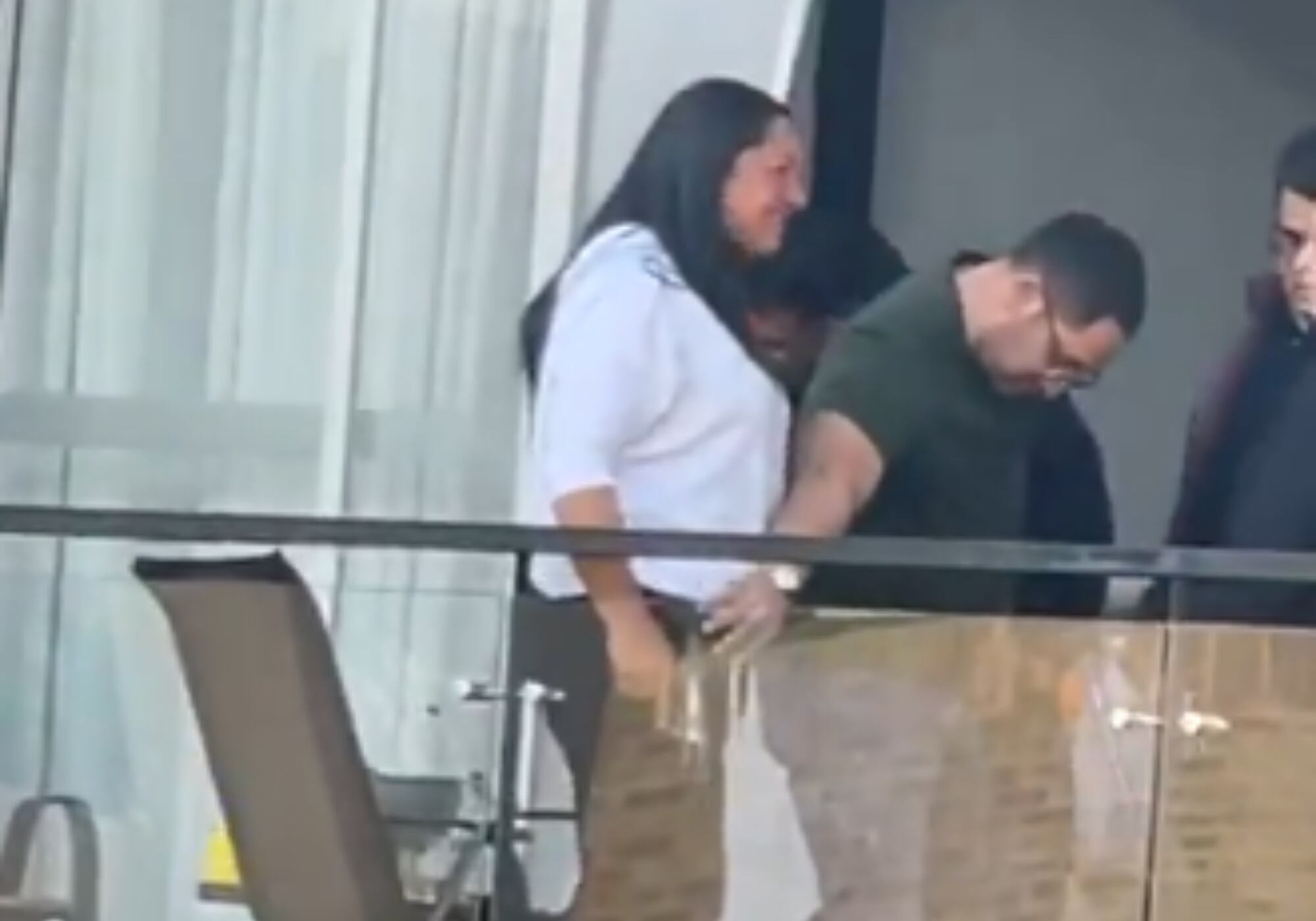 Mujer disparó al aire en Bogotá. Foto: captura de pantalla.