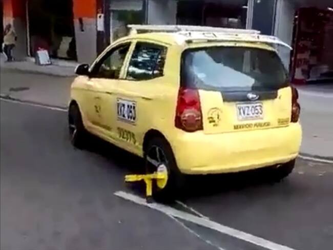 Los hechos se dieron en Bucaramanga cuando agentes de tránsito le pusieron un cepo a un taxi por estar parqueado en una zona prohibida. . Foto: suministrada .