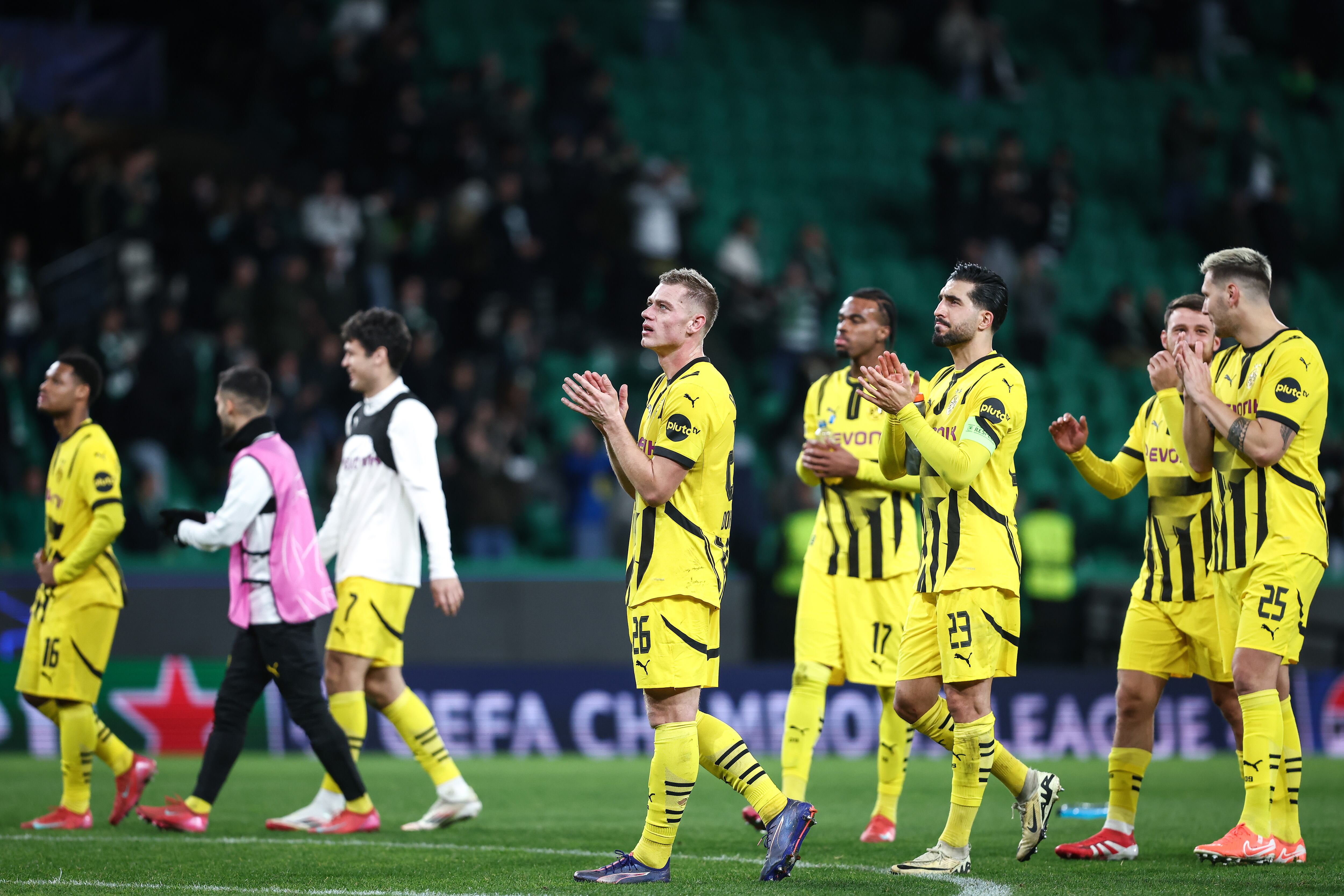 Lisbon (Portugal), 11/02/2025.- Borussia Dortmund`s players celebrates the victory over Sporting CP in the end of their UEFA Champions League soccer match held at Alvalade XXI stadium in Lisbon, Portugal, 11 February 2025. (Liga de Campeones, Lisboa) EFE/EPA/RODRIGO ANTUNES