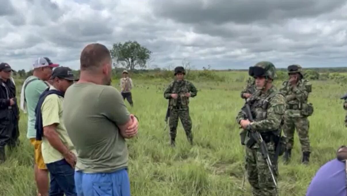 Hombres que se identificaron como delegados Farc habrían impedido patrullaje militar. Foto: Captura de pantalla a video.