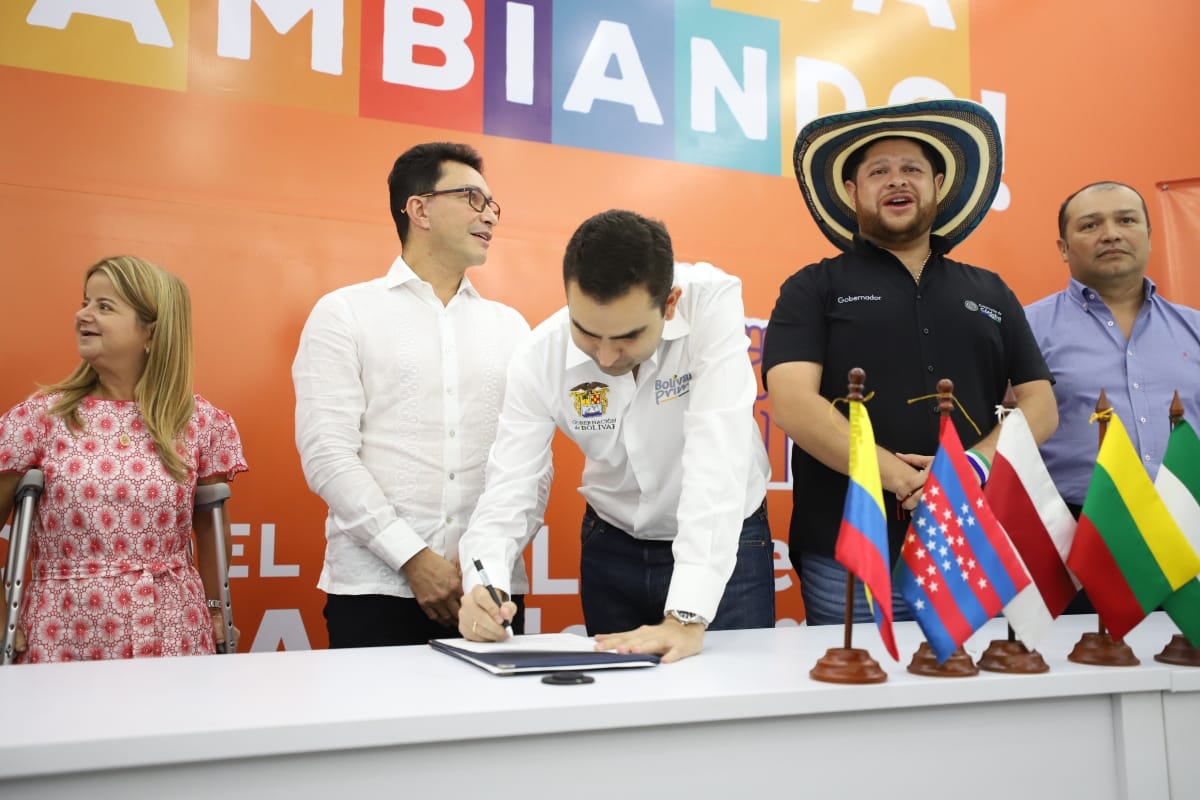 Gobernador de Bolívar suscribe acuerdo de viabilidad técnica para 'Tren Regional'.