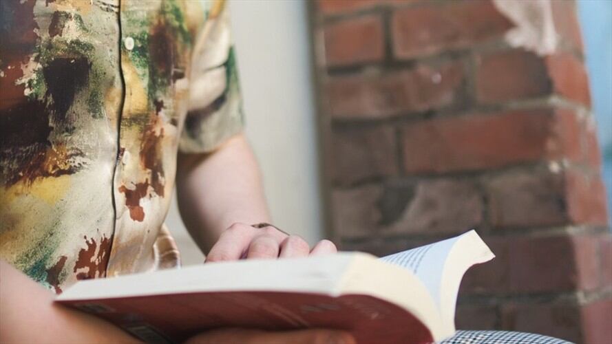 Foto de referencia de una persona leyendo en la calle. Foto: Getty Images/byakkaya