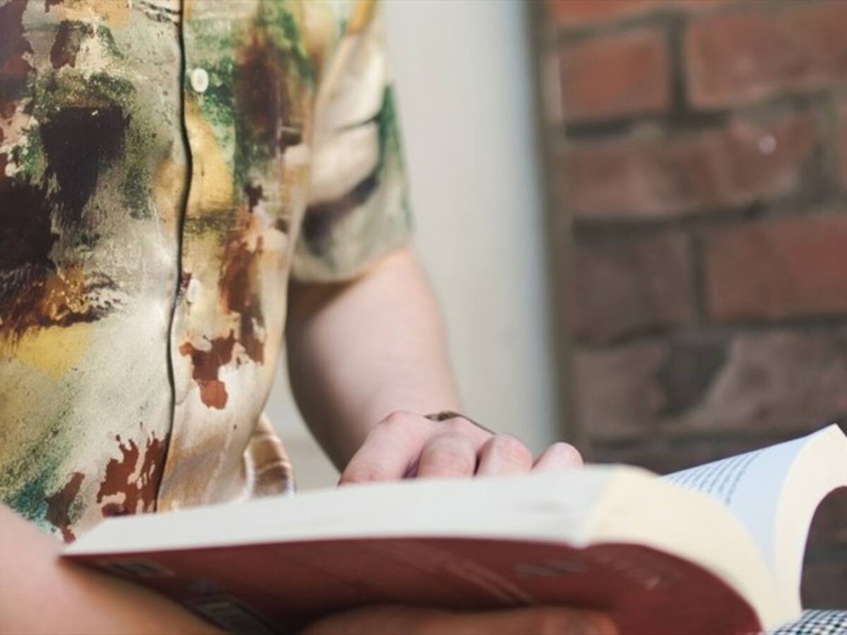 Profesor jubilado da clases gratis a habitante de calle para que encuentre trabajo