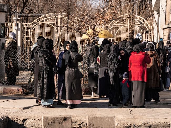 Mujeres afganas no podrán seguirse educando en universidades: ¿qué responden ellas?