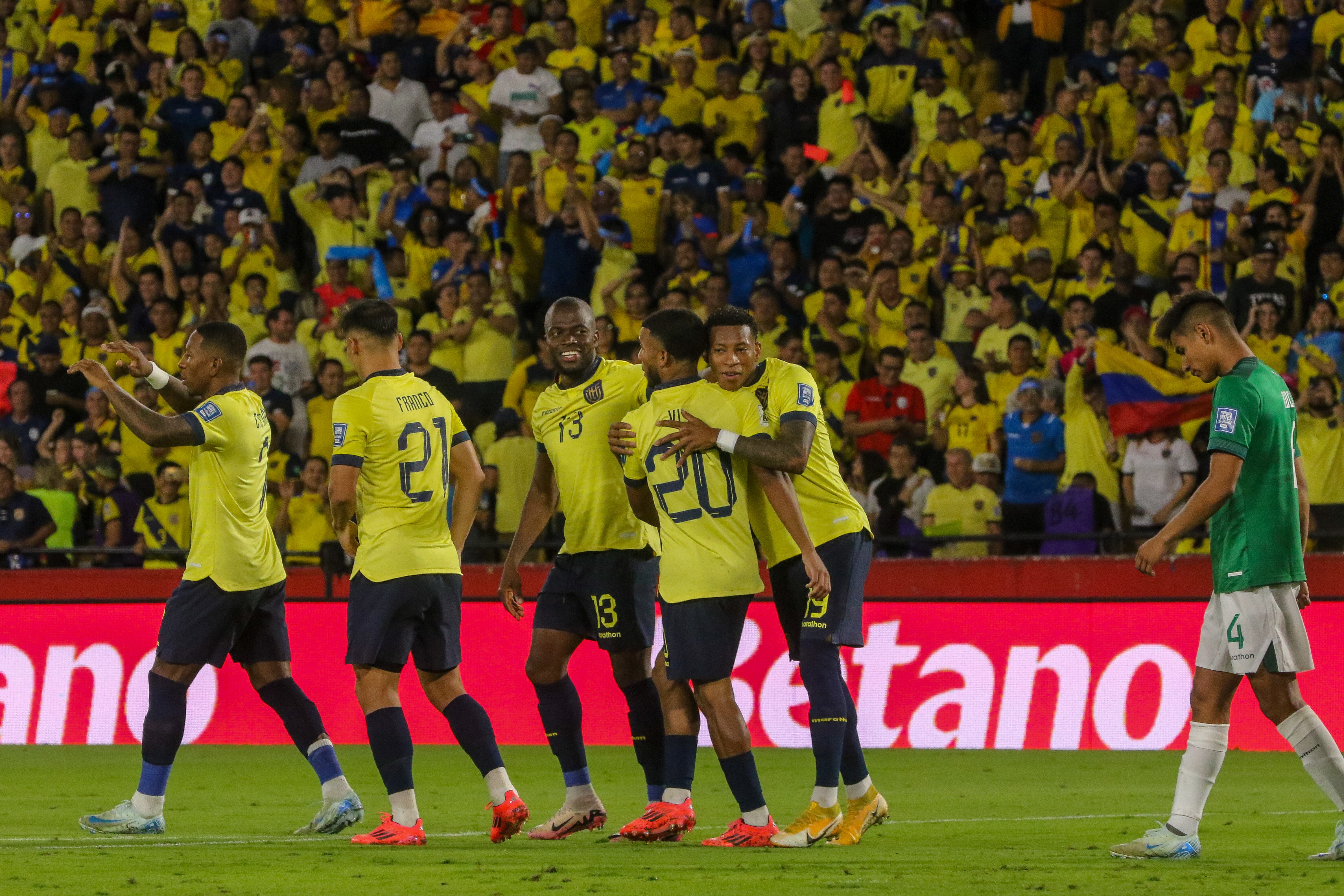 Los jugadores de Ecuador celebran un gol ante Bolivia este jueves, durante un partido de las eliminatorias sudamericanas al Mundial de Fútbol 2026, en el estadio Monumental, en Guayaquil (Ecuador). EFE/ Jonathan Miranda
