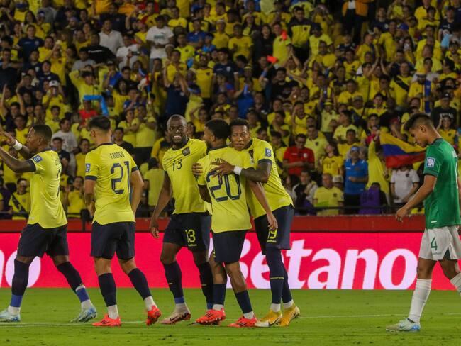 Los jugadores de Ecuador celebran un gol ante Bolivia este jueves, durante un partido de las eliminatorias sudamericanas al Mundial de Fútbol 2026, en el estadio Monumental, en Guayaquil (Ecuador). EFE/ Jonathan Miranda