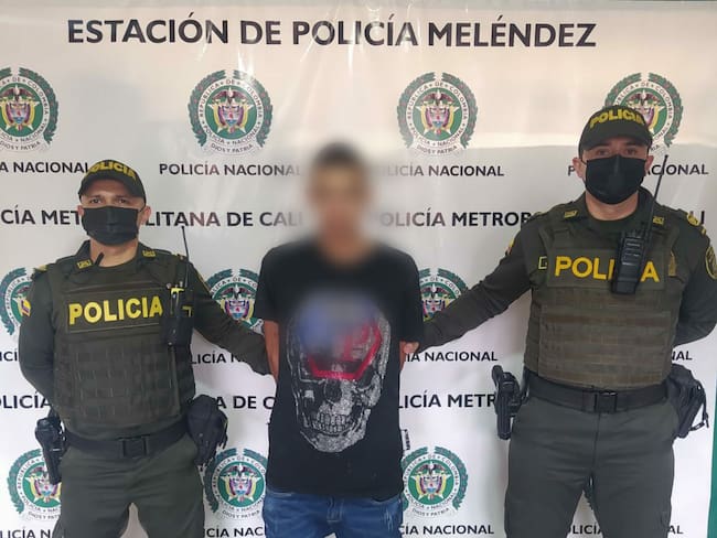 Cuerpo desmembrado fue hallado en una vivienda en el sur de Cali. Un hombre de 19 años, sospechoso del crimen, fue capturado por las autoridades. / FOTO: Policía