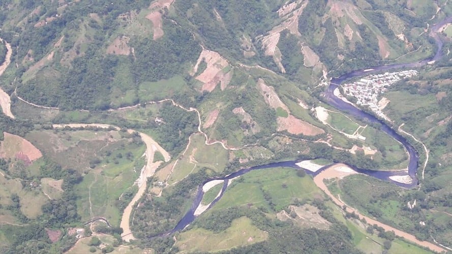 Tragedia ambiental por voladura de oleoducto. Foto: Colprensa