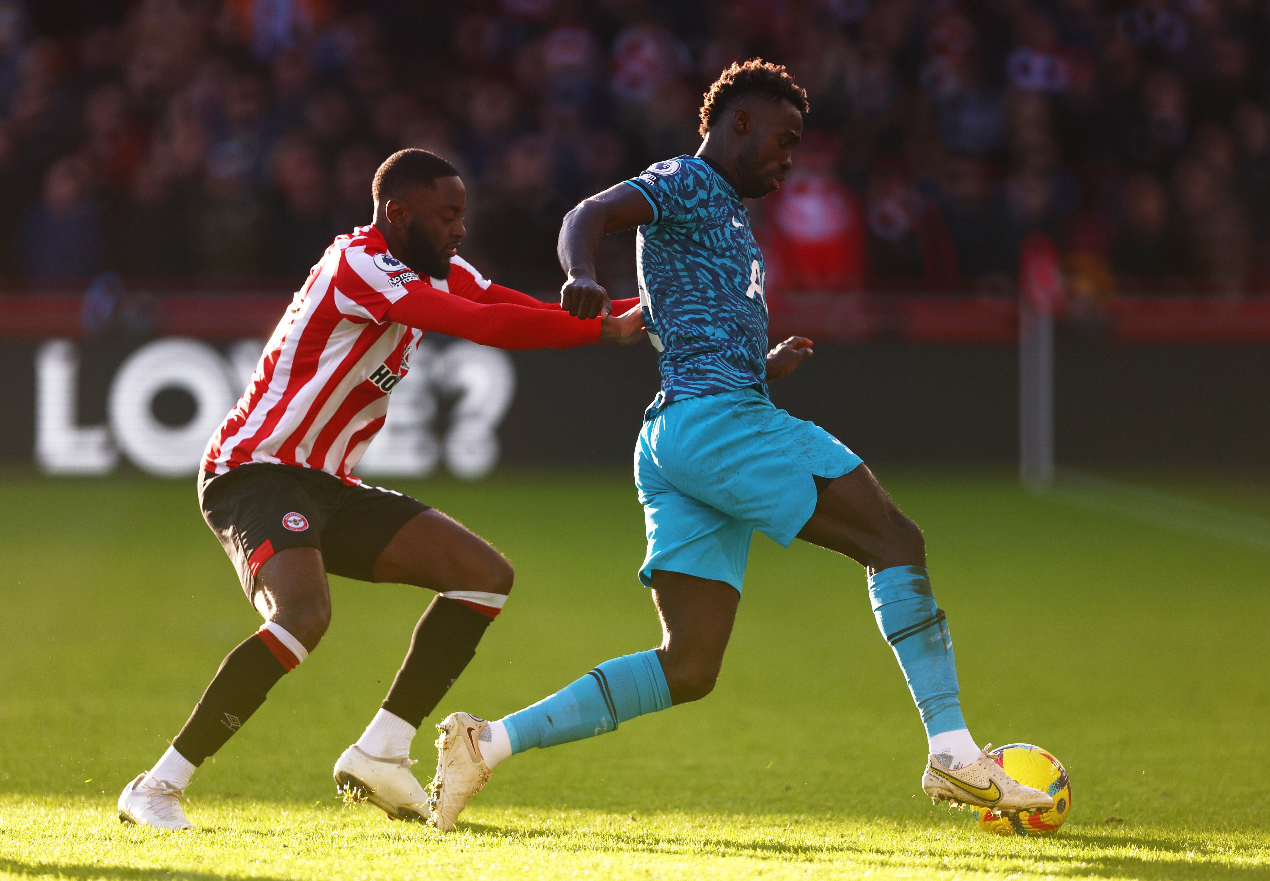 Dávinson Sánchez durante los últimos minutos del partido ante el Brentford. (Photo by Clive Rose/Getty Images)