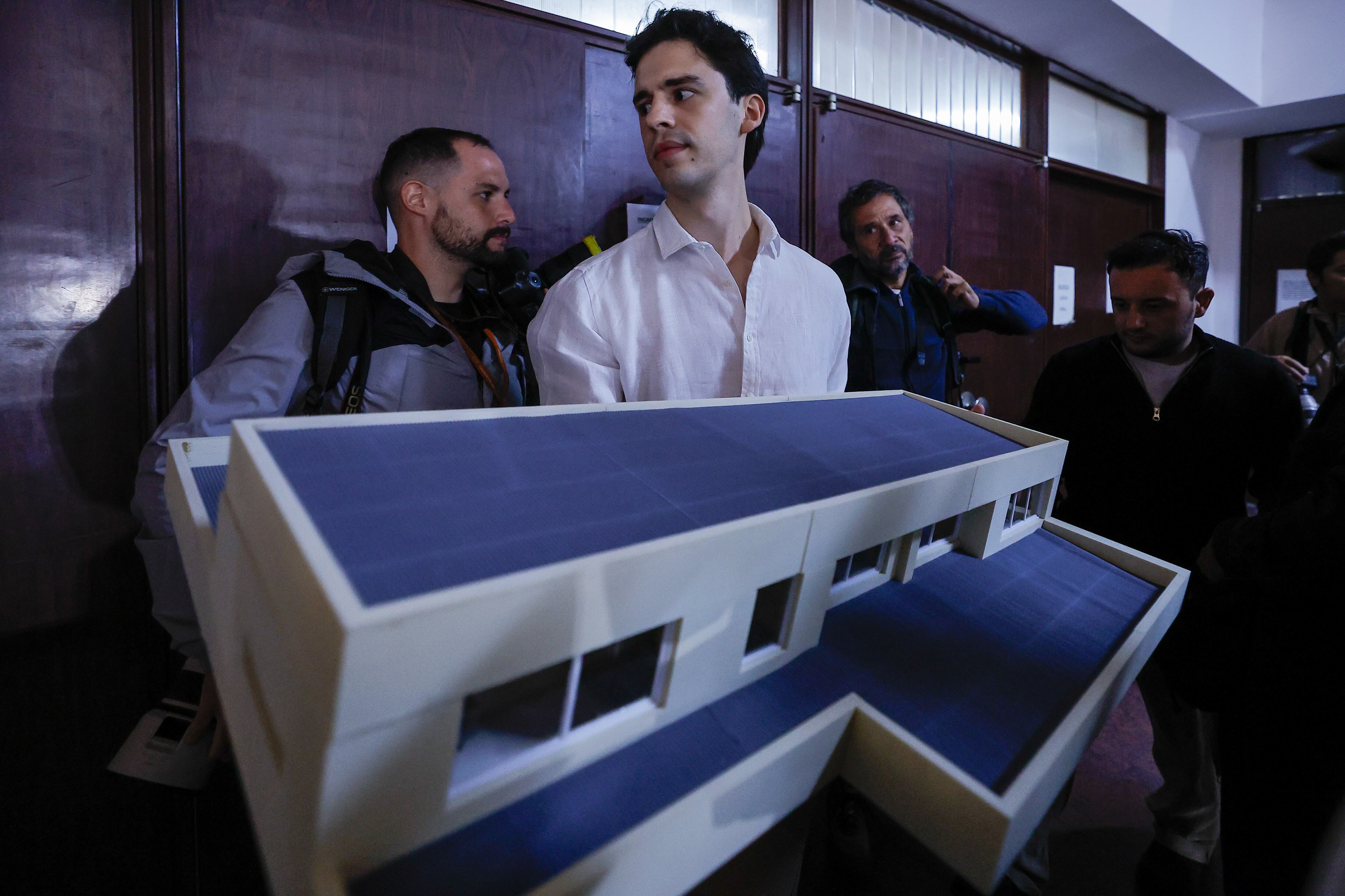 Maqueta de la casa donde murió Diego Armando Maradona fue presentada en el juicio. FOTO: EFE/ Juan Ignacio Roncoroni.