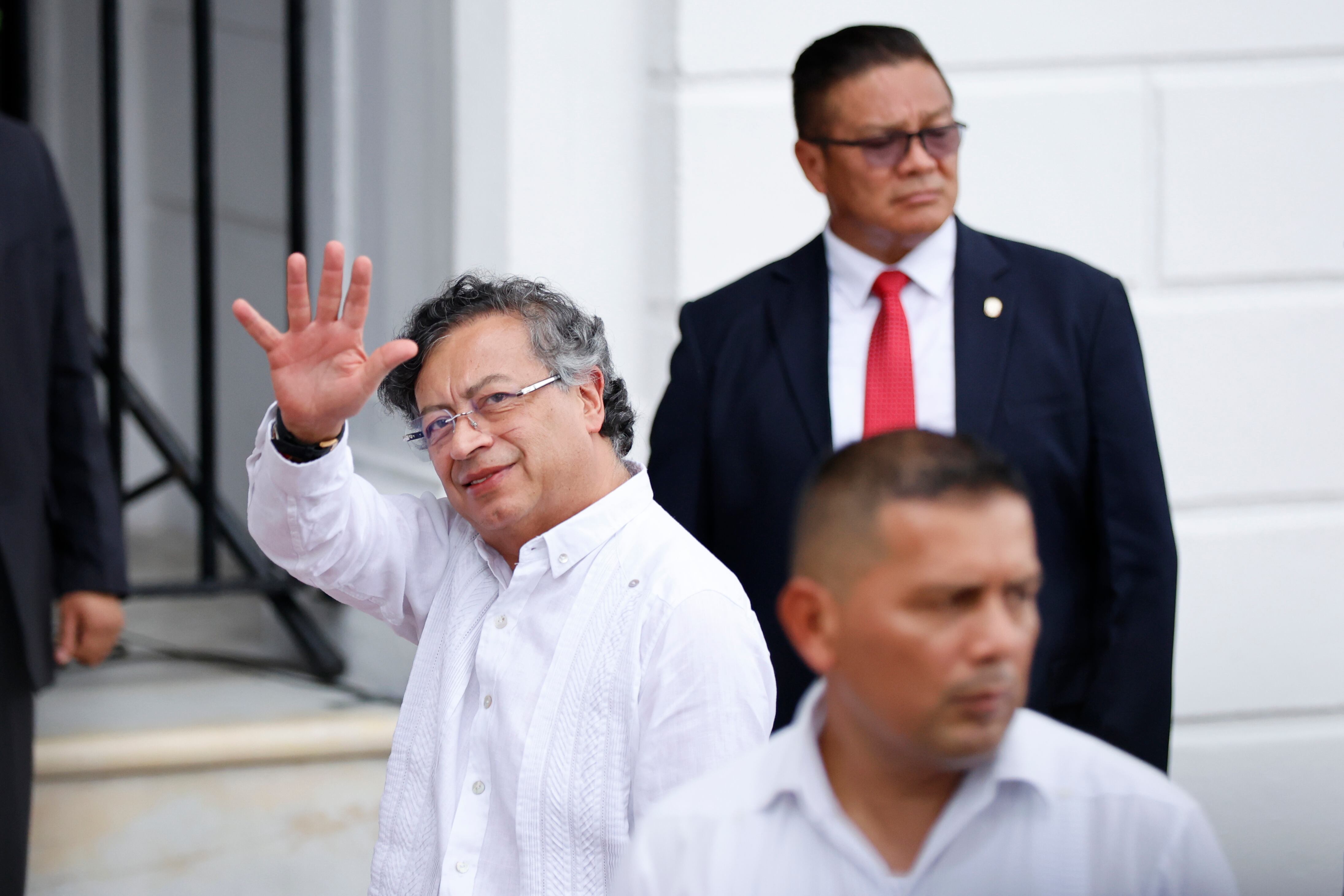 AME3430. CIUDAD DE PANAMÁ (PANAMÁ), 28/03/2025.- El presidente de Colombia, Gustavo Petro, saluda a su llegada al palacio presidencial este viernes, en Ciudad de Panamá (Panamá). El presidente de Panamá, José Raúl Mulino, recibió a su homólogo colombiano, en el palacio presidencial, donde mantendrán una reunión para tratar temas que afectan a los dos países como migración, narcotráfico, seguridad o la interconexión energética. EFE/ Bienvenido Velasco