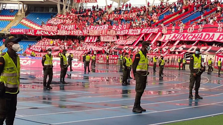 Algunos aficionados ingresaron al campo de juego, al parecer con la intención de agredir al técnico Juan Carlos Osorio. Foto: Policía.