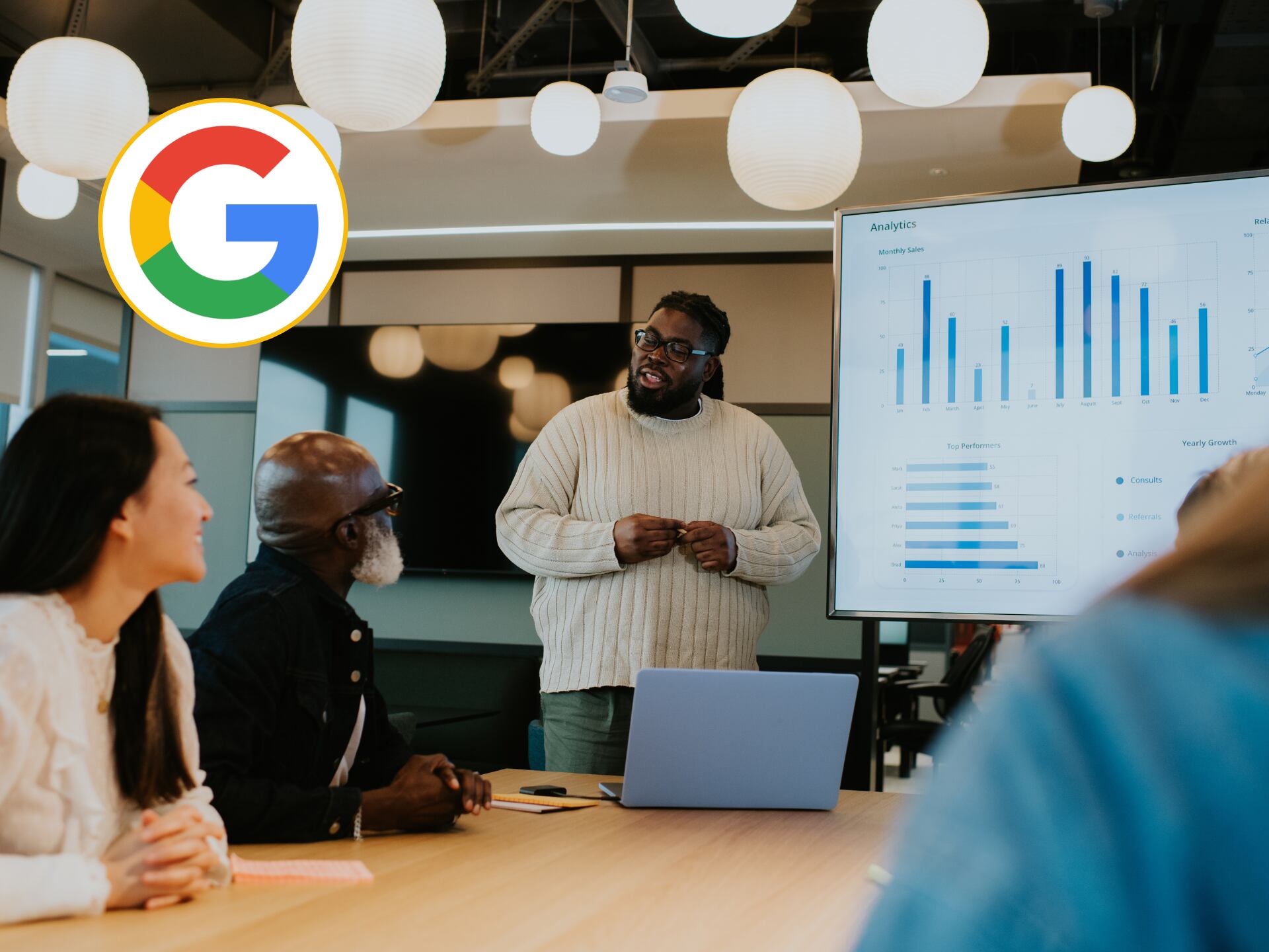 Profesionales trabajando en una empresa. En el círculo, el logo de Google / Fotos: GettyImages y redes sociales
