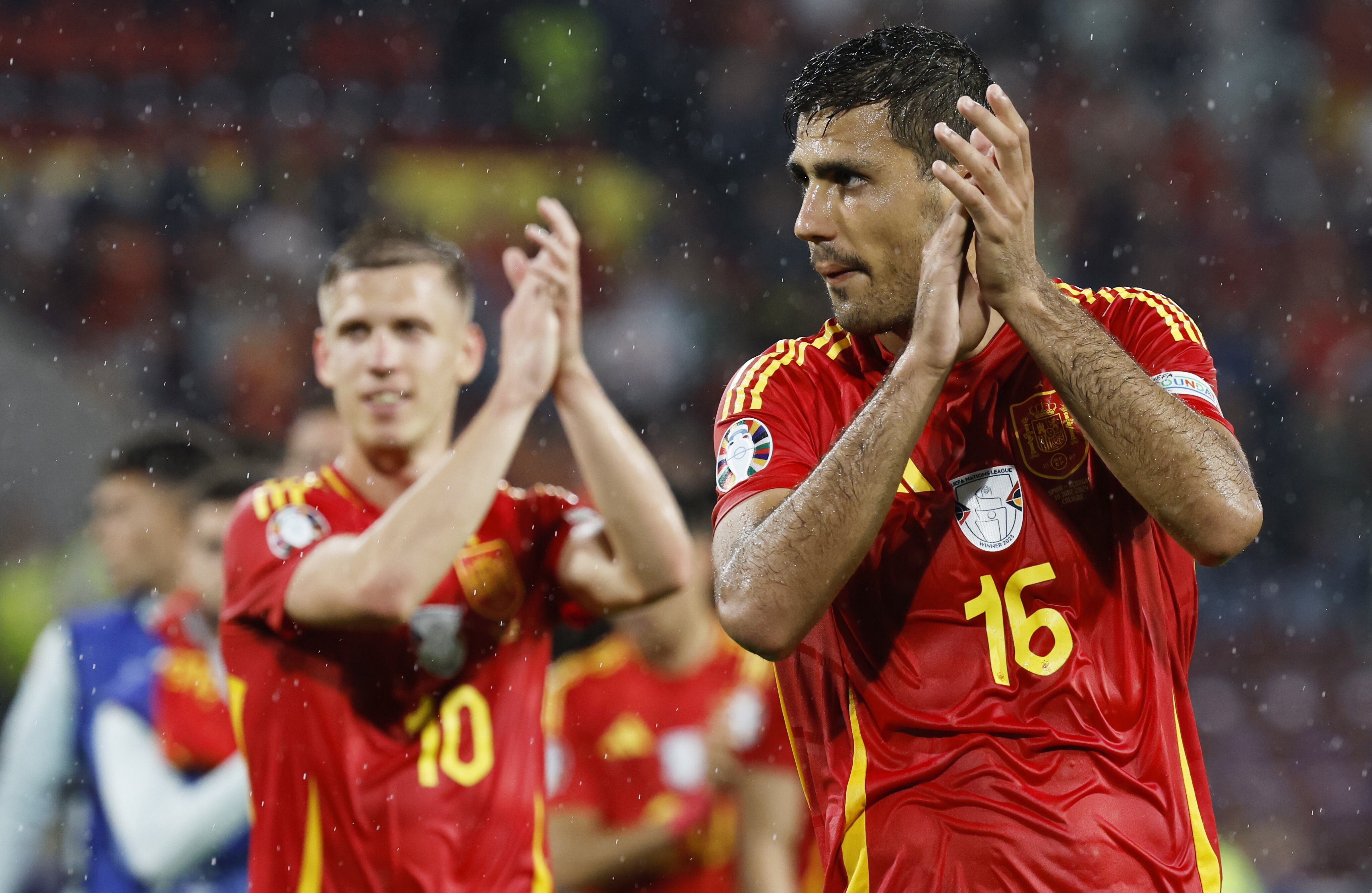 Cologne (Germany), 30/06/2024.- Spain player Mikel Merino (R) applauds to supporters after the UEFA EURO 2024 Round of 16 soccer match between Spain and Georgia, in Cologne, Germany, 30 June 2024. (Alemania, España, Colonia) EFE/EPA/ROBERT GHEMENT