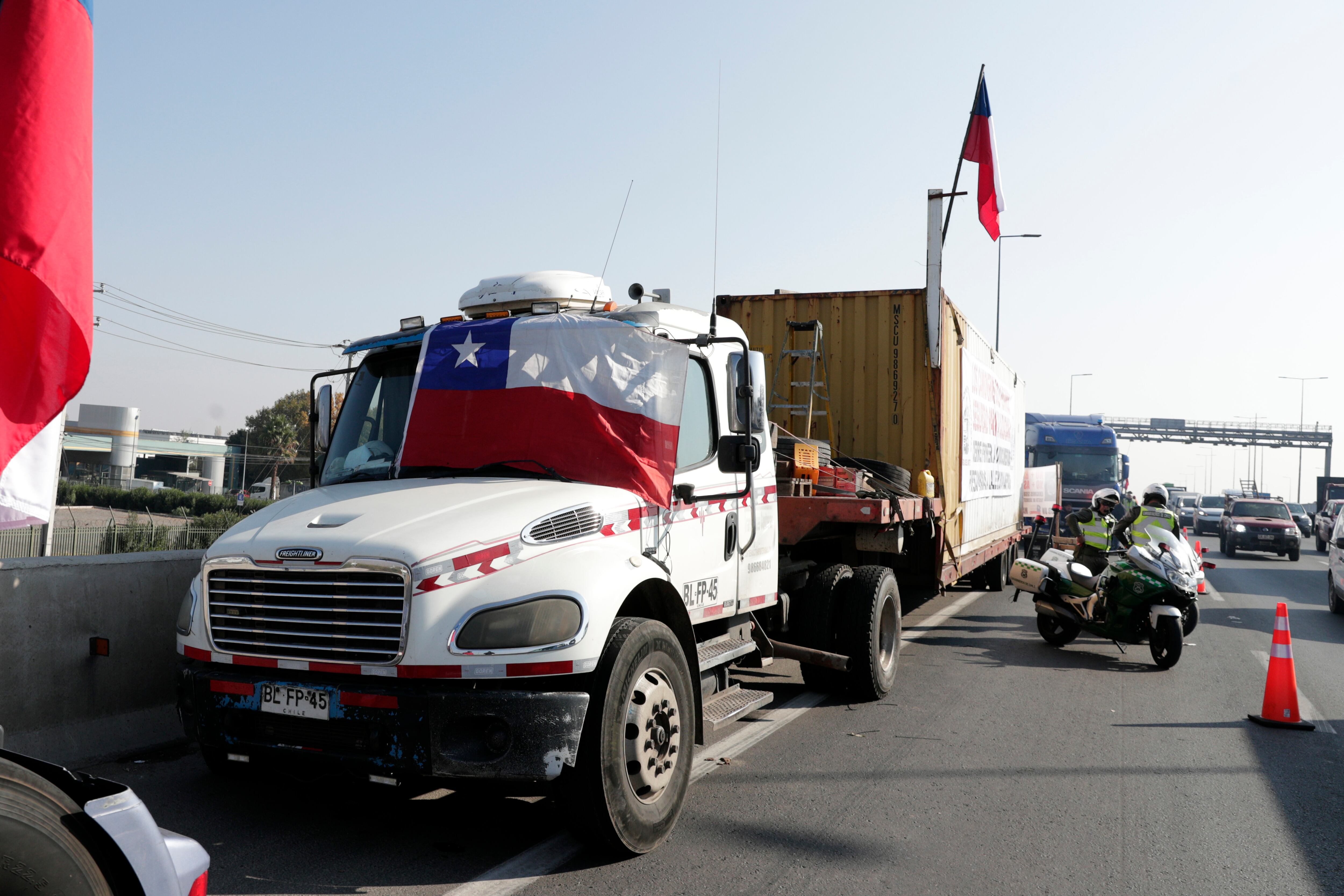 Camioneros de Chile paralizan y piden expulsión de extranjeros con antecedentes. Foto: EFE/Elvis González