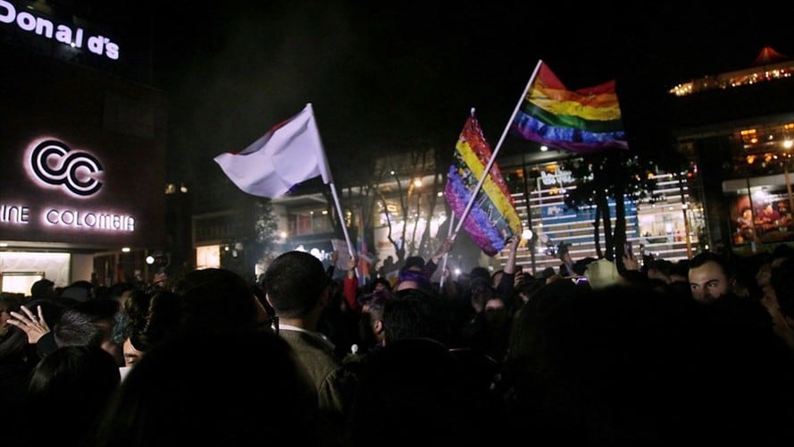 Miembros de la comunidad LGTBI protestaron el pasado 17 de abril con cánticos, rosas blancas y una masiva "Besatón" frente al centro comercial Andino de Bogotá tras el hecho. Foto: Getty Images