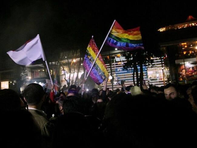 Miembros de la comunidad LGTBI protestaron el pasado 17 de abril con cánticos, rosas blancas y una masiva "Besatón" frente al centro comercial Andino de Bogotá tras el hecho. Foto: Getty Images