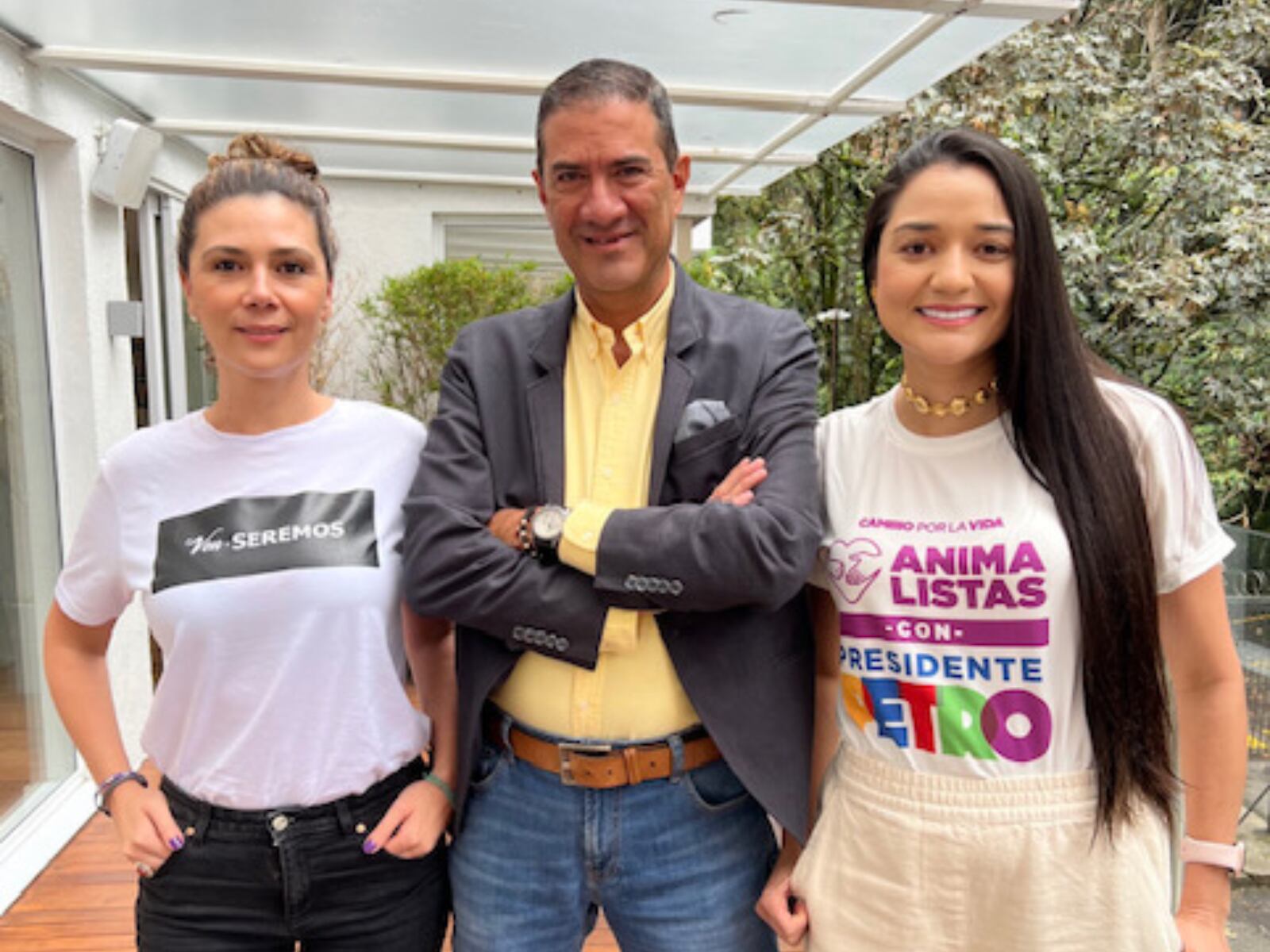 Exfuncionarios de la Alcaldía de Medellín se suman a la campaña de Petro. En la foto, de Izquierda a derecha: Eleonora Betancur, Carlos Mario Mejía y Juliana Colorado. Foto: Twitter @estebanrestre