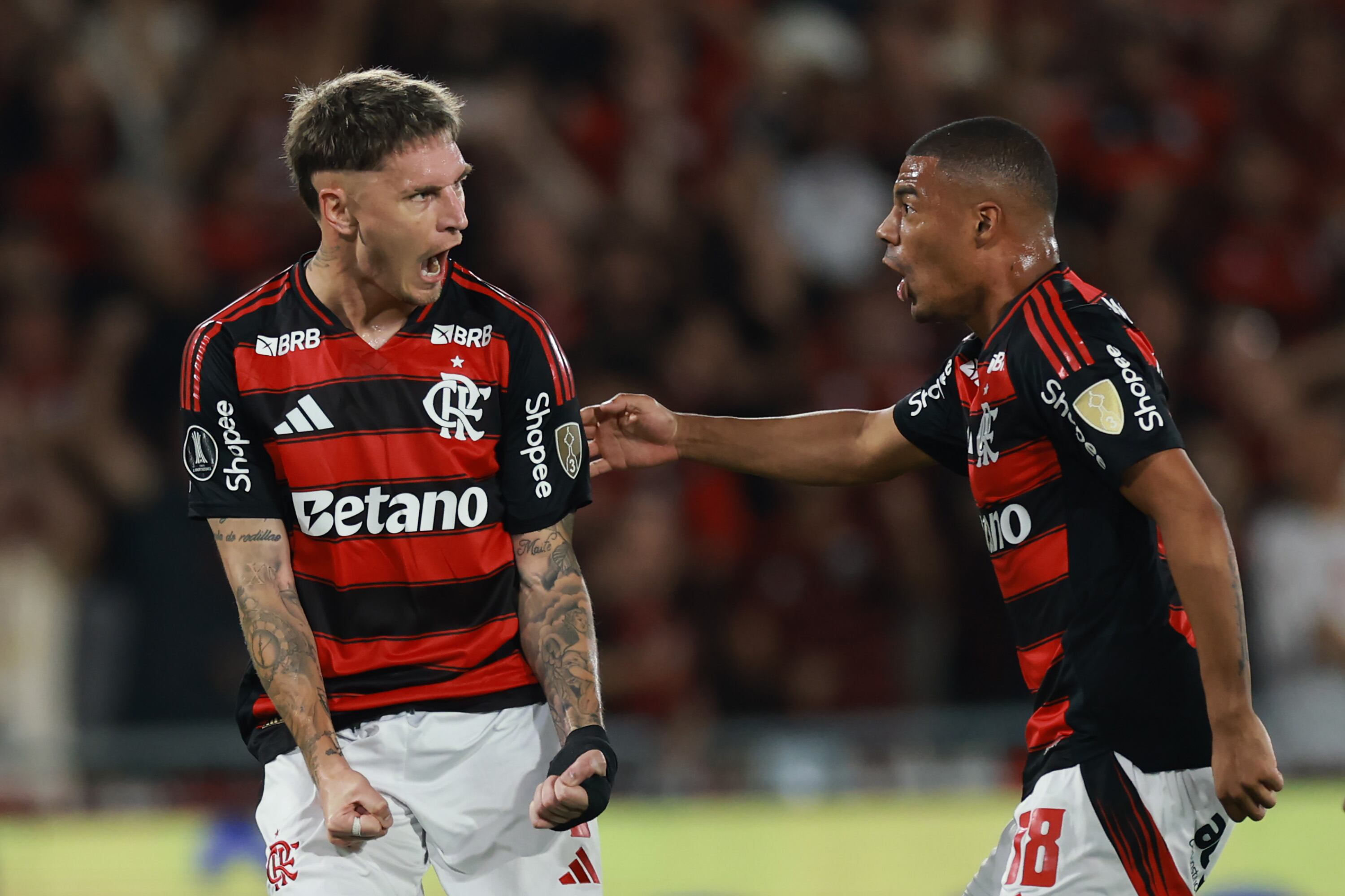 Guillermo Varela, del Flamengo, celebra tras anotar el segundo gol ante Estudiantes en el Estadio Maracaná. (Foto de Buda Mendes/Getty Images)