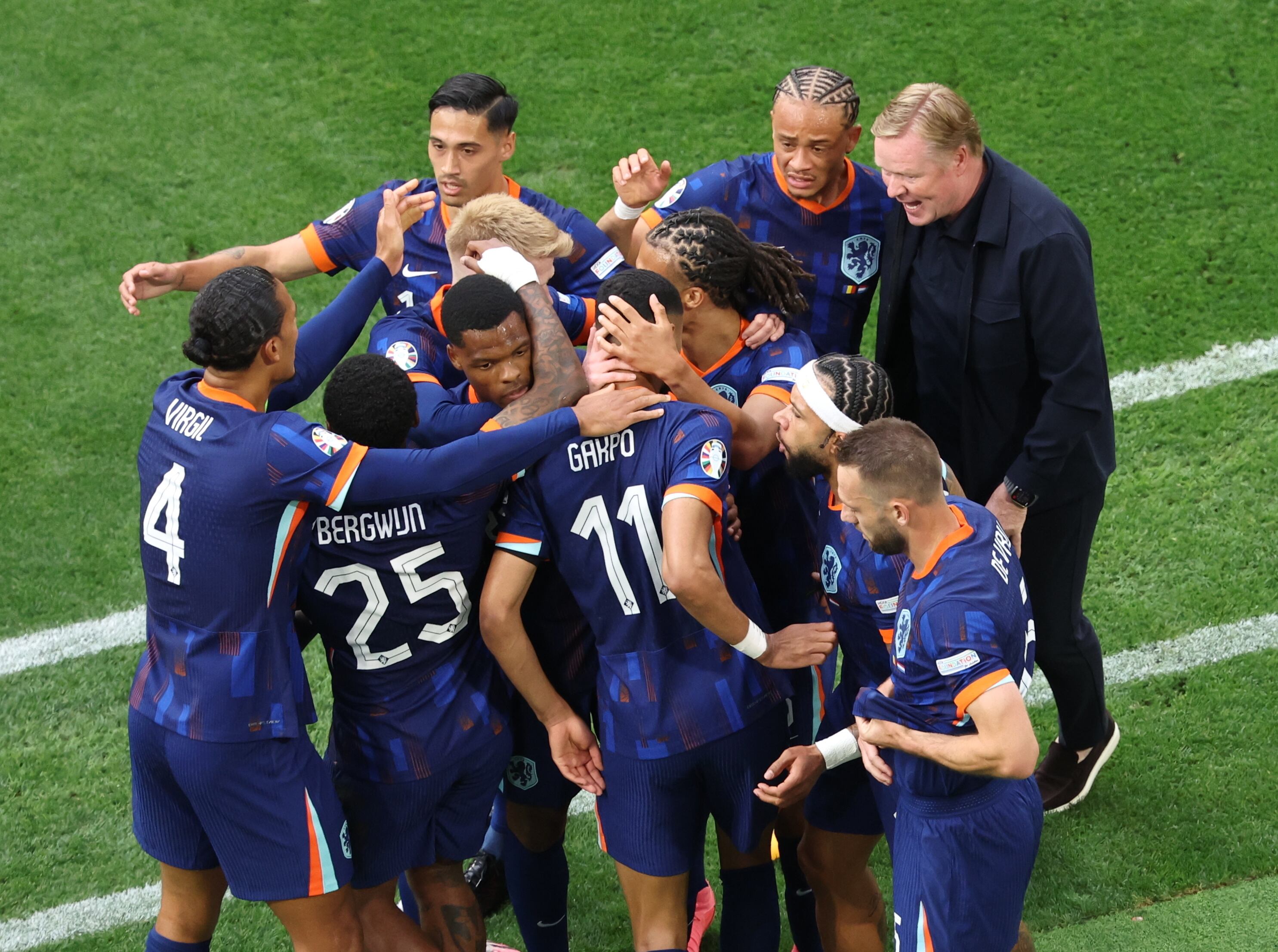 Munich (Germany), 02/07/2024.- Cody Gakpo (C) of the Netherlands celebrates with teammates after scoring the opening goal during the UEFA EURO 2024 Round of 16 soccer match between Romania and Netherlands, in Munich, Germany, 02 July 2024. (Alemania, Países Bajos; Holanda, Rumanía) EFE/EPA/GEORGI LICOVSKI
