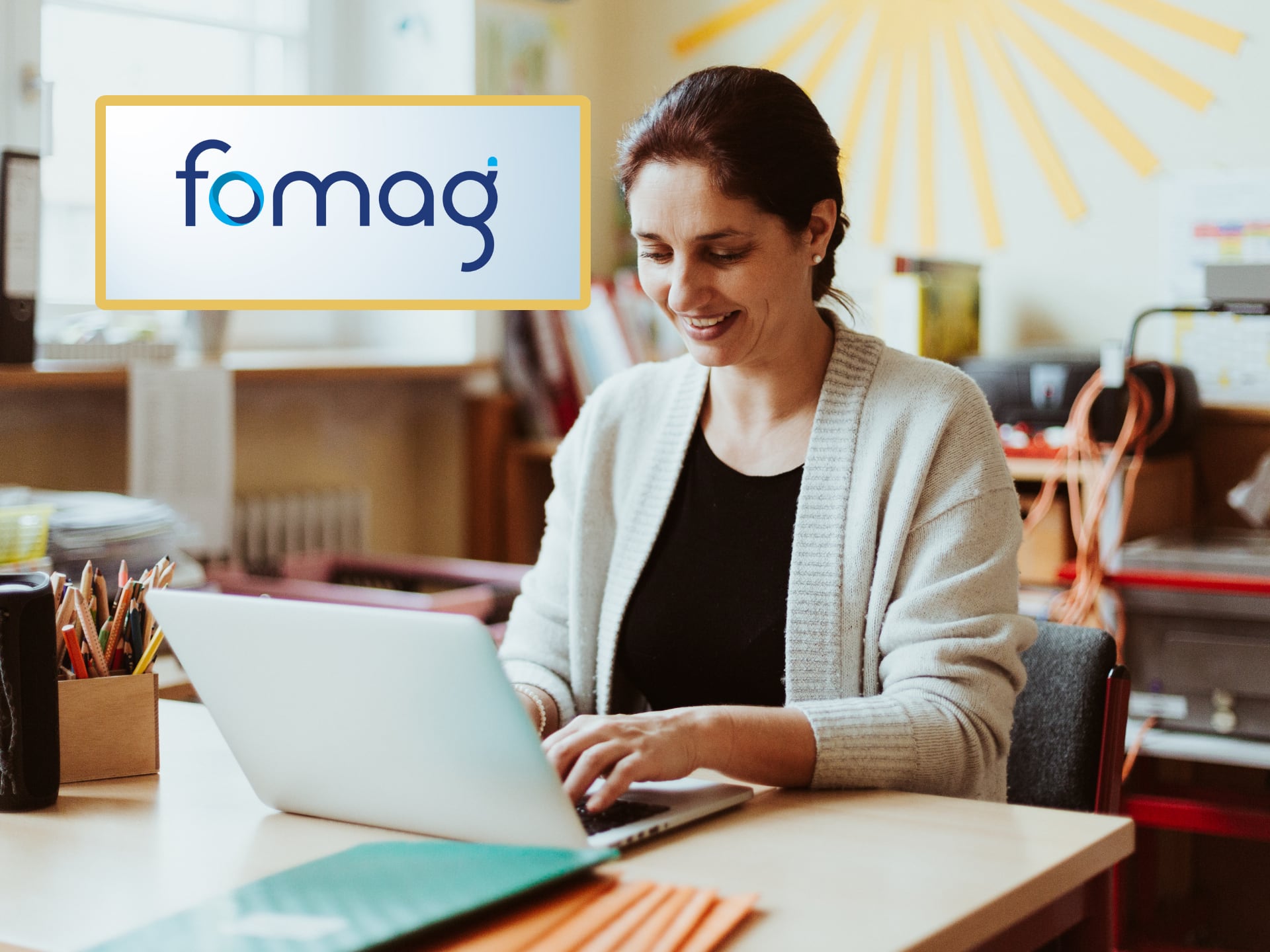 Maestra usando su computador en clase. Encima el logo del Fondo Nacional de Prestaciones Sociales del Magisterio (GettyImages y redes sociales)
