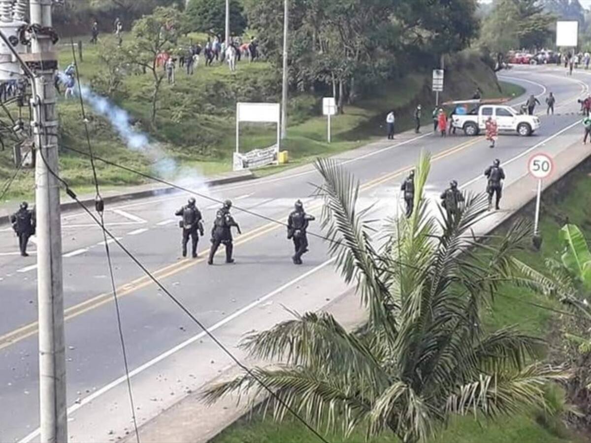 Fuertes disturbios entre manifestantes y Esmad en Cajibío, Cauca