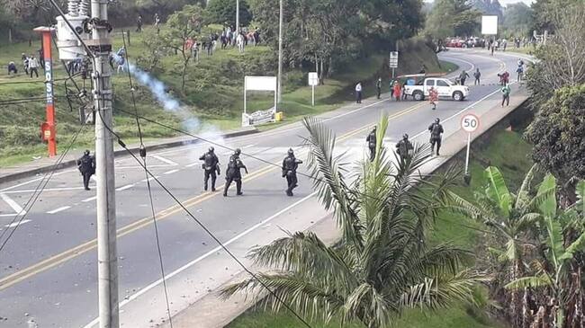 En el marco de las protestas, las comunidades han bloqueado de manera intermitente la vía Panamericana. Foto: Cortesía Yamir Mosquera