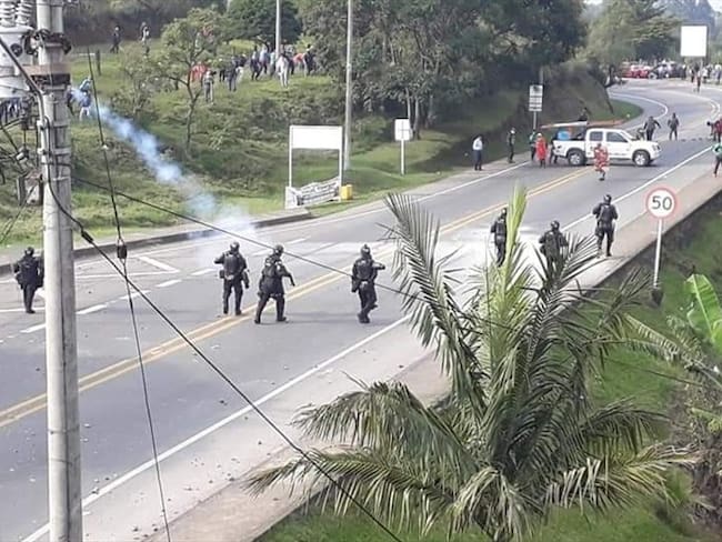 En el marco de las protestas, las comunidades han bloqueado de manera intermitente la vía Panamericana. Foto: Cortesía Yamir Mosquera