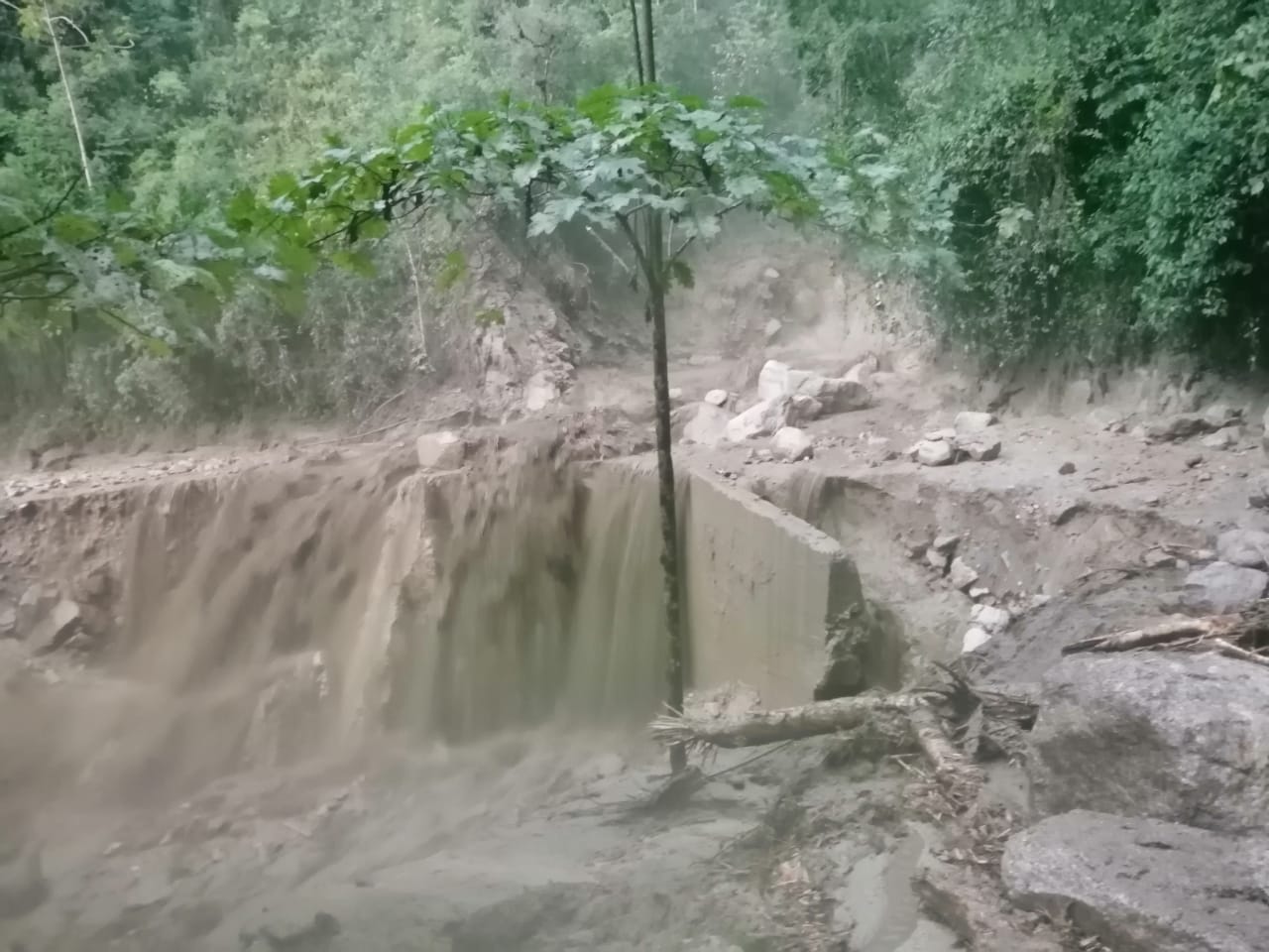Derrumbe en vía Los Curos-Málaga. Foto: Invías