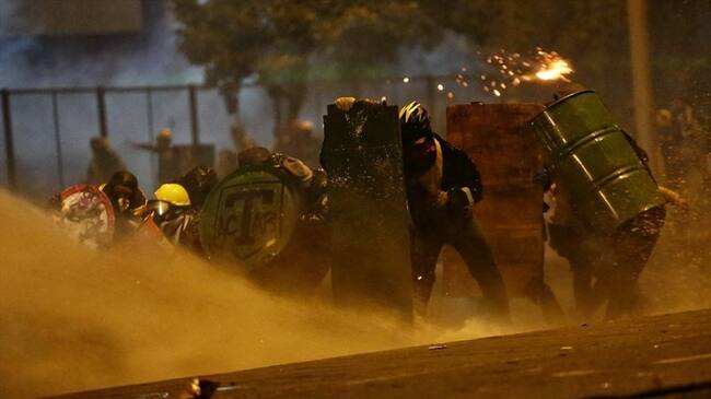 Dos civiles perdieron la vida en medio de los enfrentamientos registrados en la noche de este viernes en el sector de Paso del Comercio, en el norte de Cali. Foto: Colprensa / SERGIO ACERO