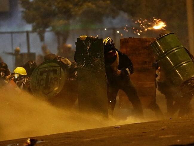 Dos civiles perdieron la vida en medio de los enfrentamientos registrados en la noche de este viernes en el sector de Paso del Comercio, en el norte de Cali. Foto: Colprensa / SERGIO ACERO