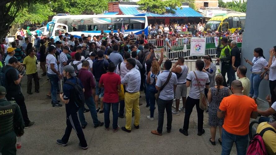 Simpatizantes del candidato electo de Cartagena, William Dau y del segundo en votos, William García, realizan a esta hora manifestación a las afueras de la sede de escrutinios . Foto: Antonio Canchila