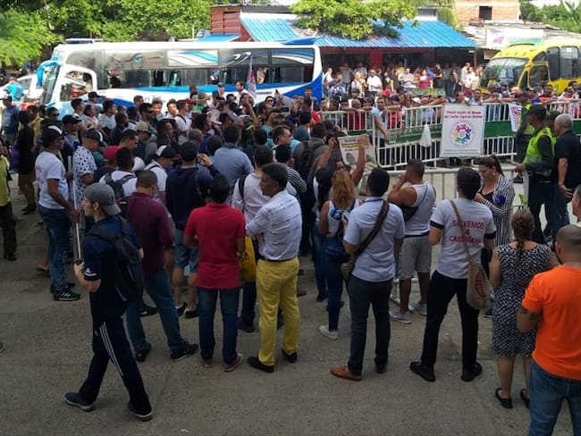 Simpatizantes del candidato electo de Cartagena, William Dau y del segundo en votos, William García, realizan a esta hora manifestación a las afueras de la sede de escrutinios . Foto: Antonio Canchila