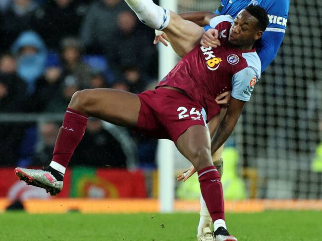 LIVERPOOL, ENGLAND - JANUARY 14: Jhon Duran of Aston Villa is challenged by Jarrad Branthwaite of Everton during the Premier League match between Everton FC and Aston Villa at Goodison Park on January 14, 2024 in Liverpool, England. (Photo by Jan Kruger/Getty Images)