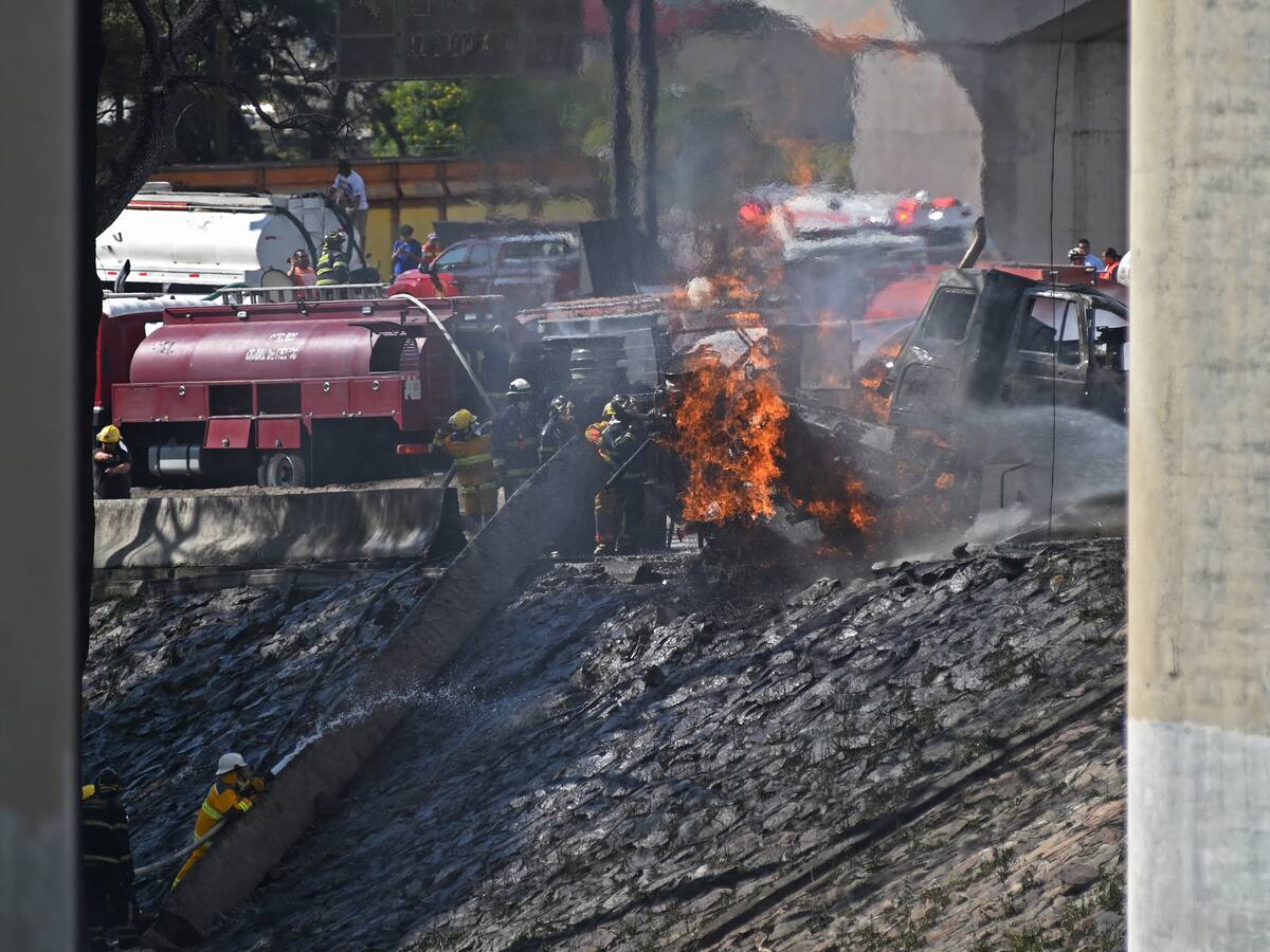 Sube a 6 el número de muertos por explosión de camión de gas en México