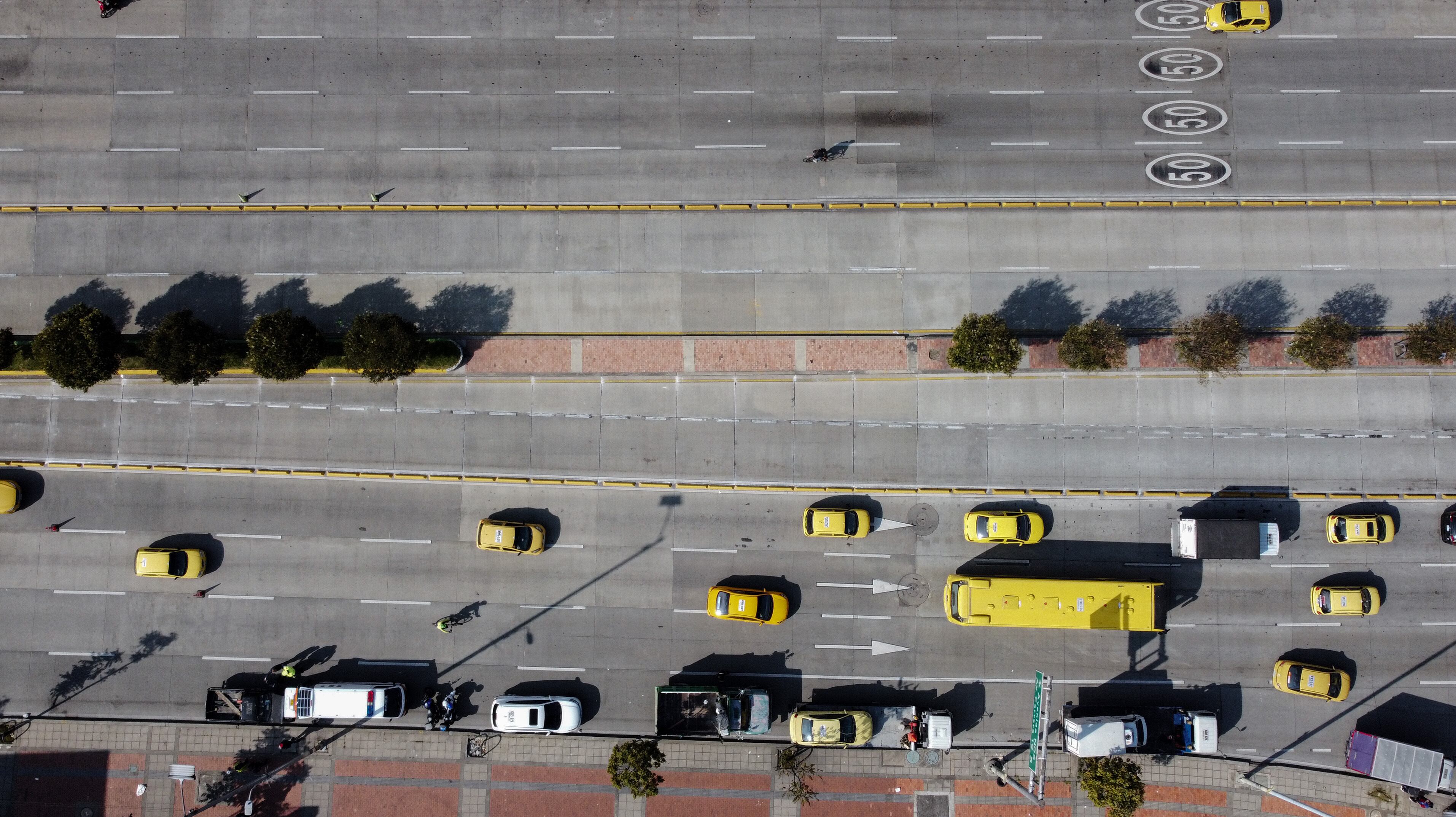 Una vista aérea del tráfico durante el Día sin Carro en Bogotá, Colombia, el 2 de febrero de 2023. (Juancho Torres/Agencia Anadolu vía Getty Images)