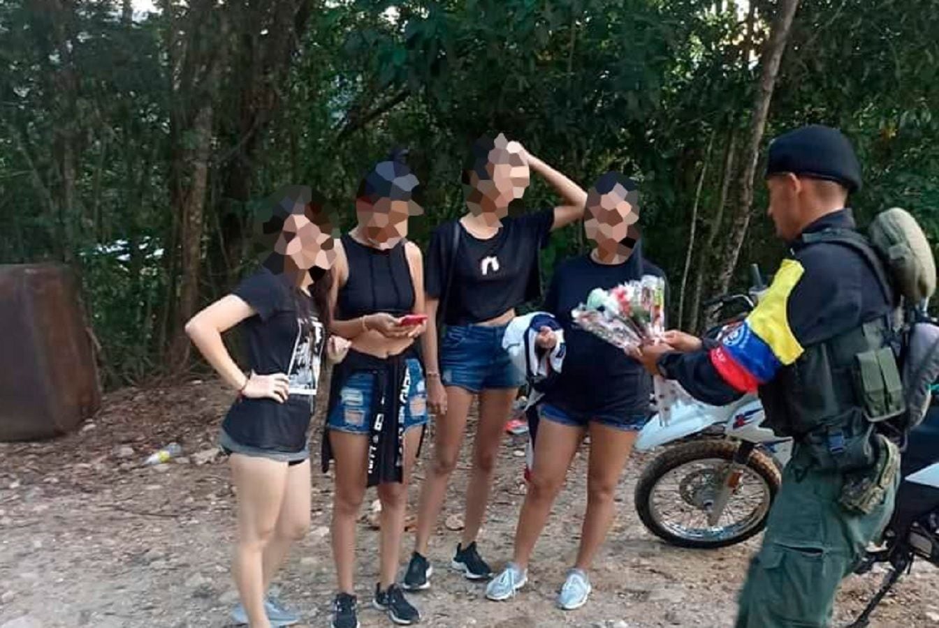 Disidencia de las Farc entregó flores por amor y amistad en el municipio de Tibú- Cortesía 