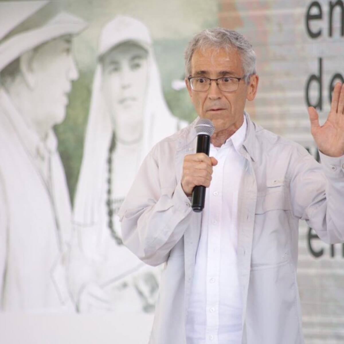 Padre de Roux rechazó uso de su imagen por parte de seguidores de la campaña de Gustavo Petro